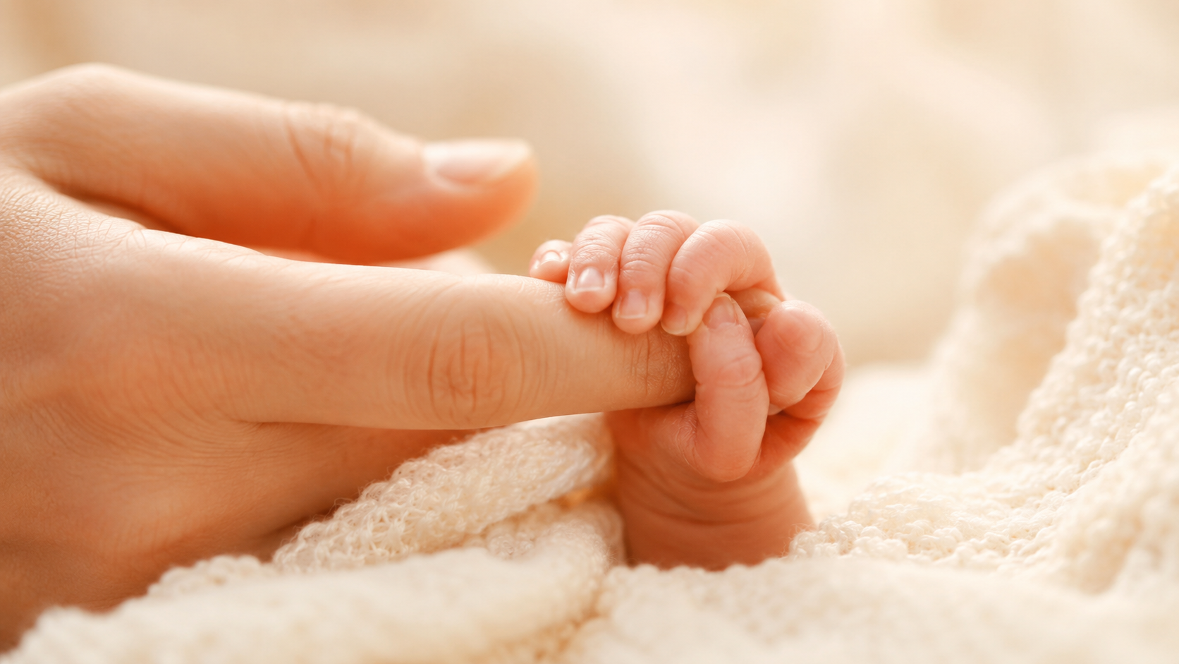 Obstetra acolhendo um recém-nascido na sala de parto