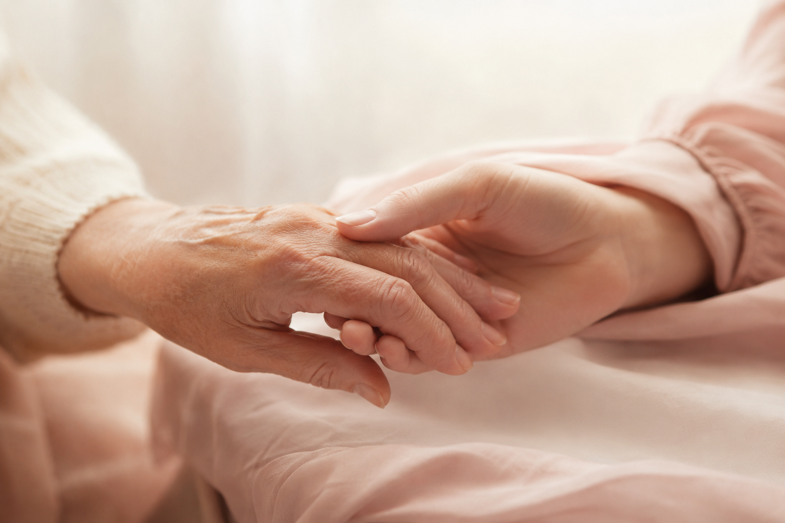 Mãos de duas gerações entrelaçadas