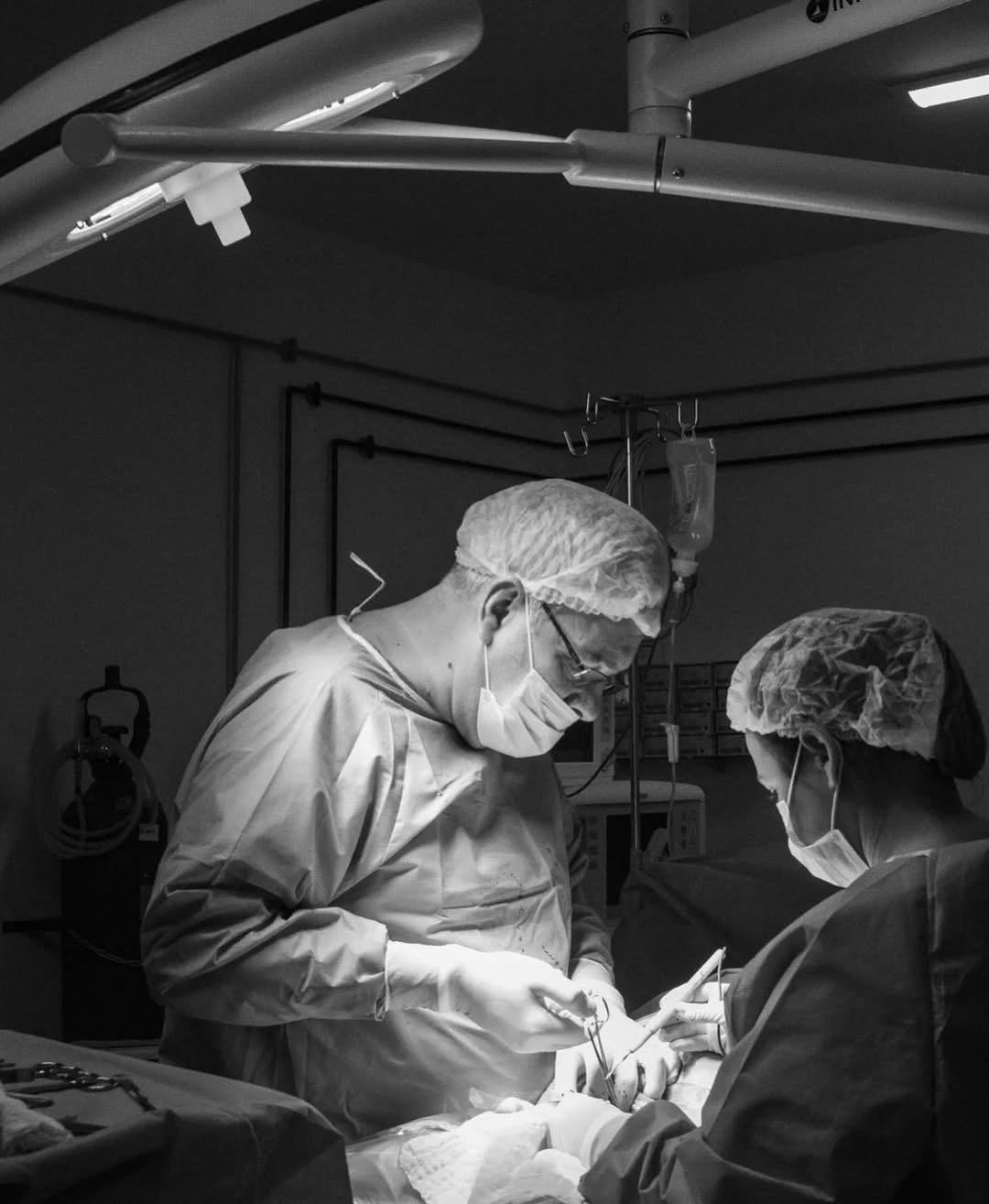 Dr. Guilherme Ramalho em procedimento cirúrgico com a equipe