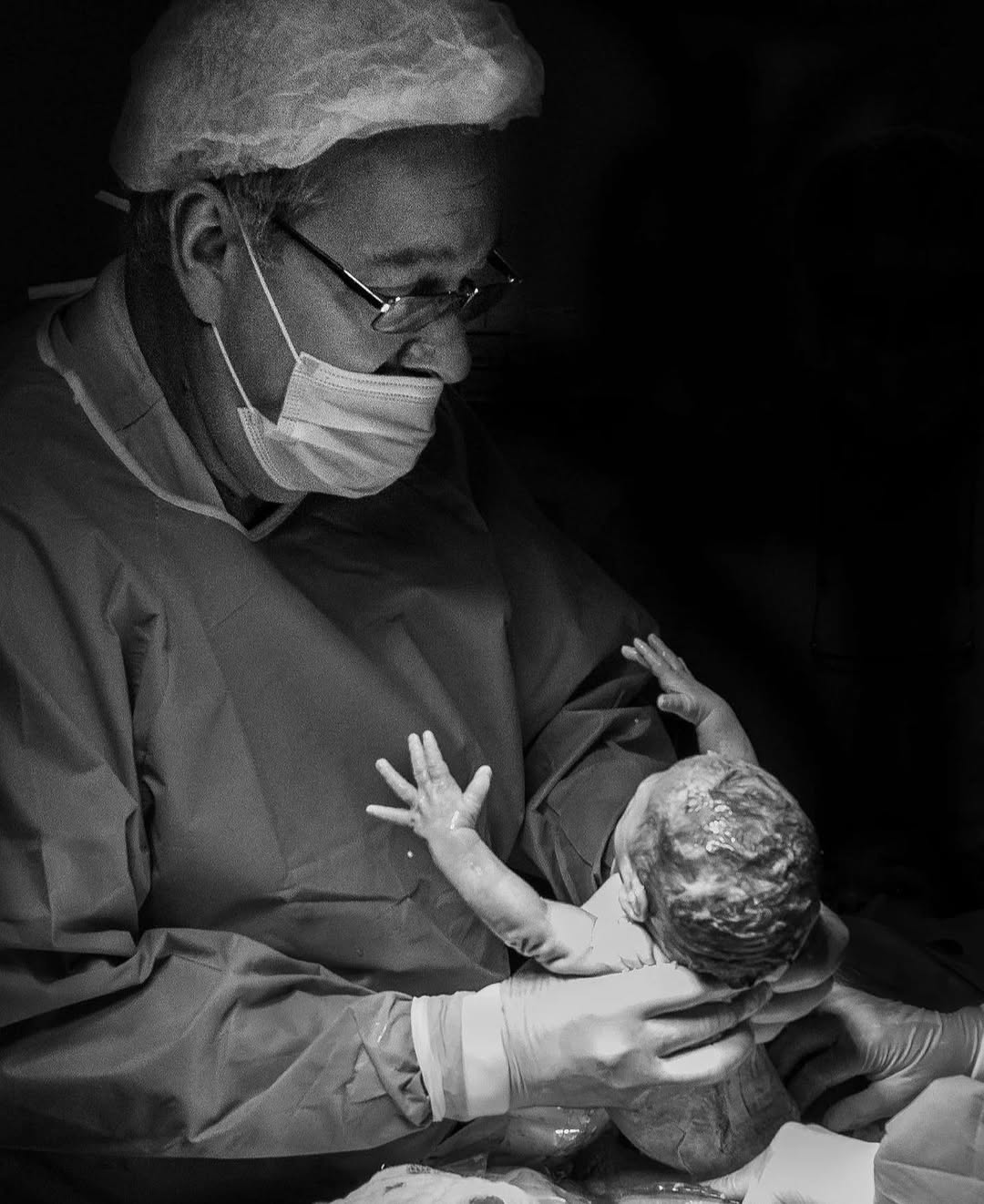 Dr. Guilherme Ramalho acolhendo um recém-nascido na sala de parto