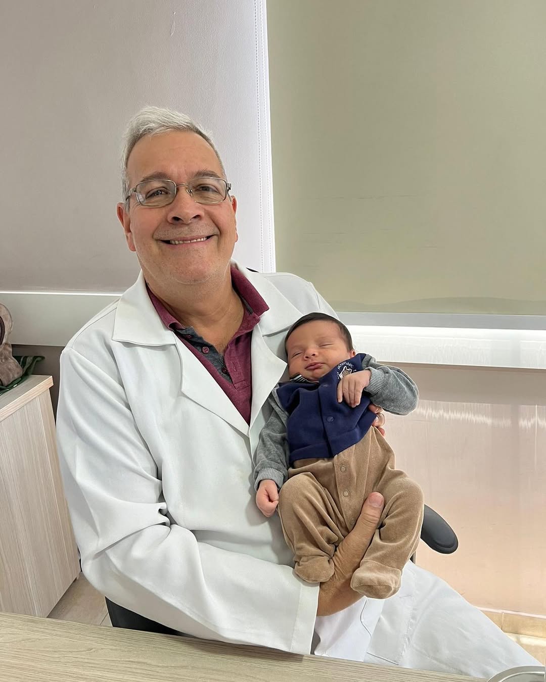 Dr. Guilherme Ramalho em seu consultório